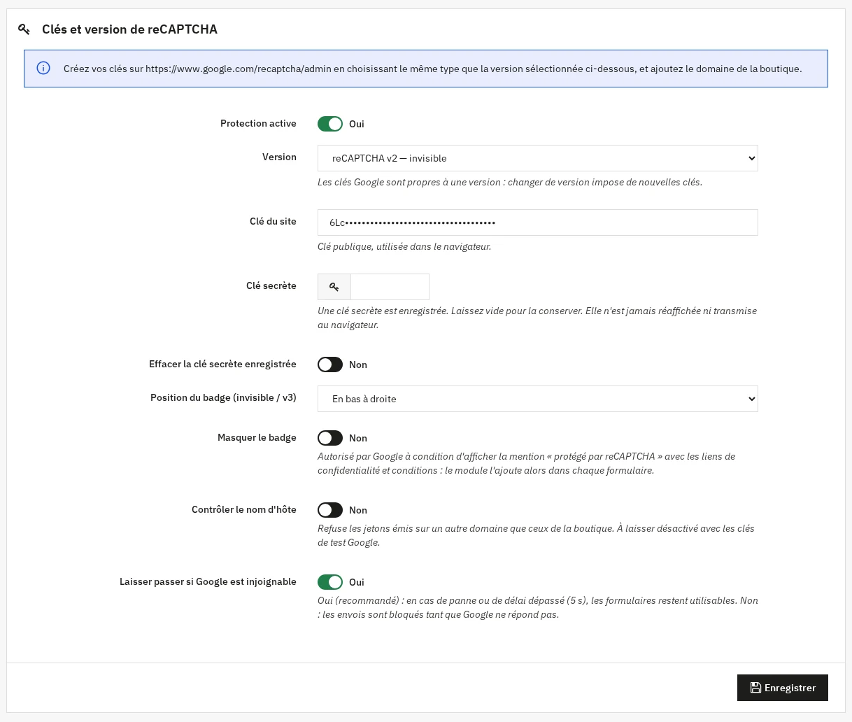 Configuration du module dans le back-office PrestaShop : protection active, version reCAPTCHA v2 invisible, clé du site, clé secrète masquée, position et masquage du badge, contrôle du nom d'hôte et option « Laisser passer si Google est injoignable ».